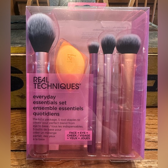 Real Techniques Other - Real Techniques Everyday Essentials Set, a 5-piece - New